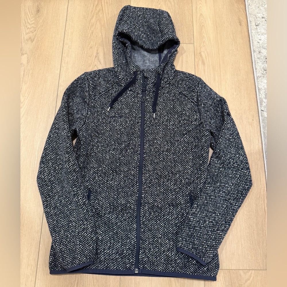 Mammut 🦣 Navy/white hoodie, size small